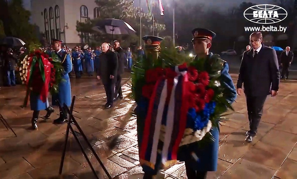 Во время церемонии над Лукашенко охранник держал зонт, Вучич справлялся без помощников. Кадр БелТА.