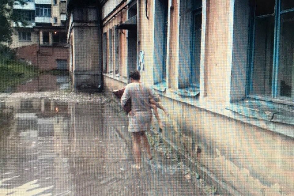Детей к дому носят на руках. Фото: Ольга Васина.