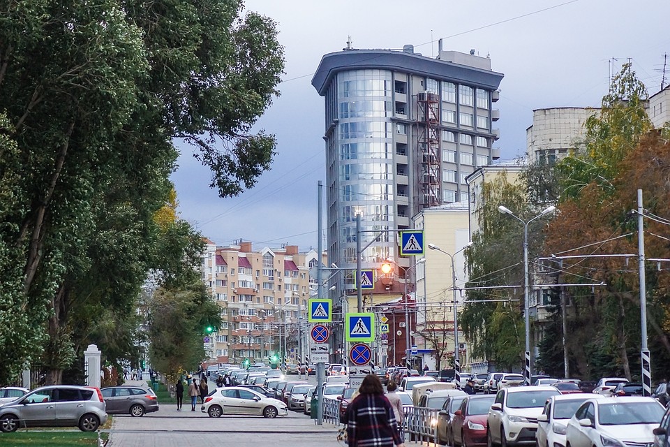 В старом городе узкие улицы. поэтому из-за машин на обочинах возникают заторы Фото: Светлана МАКОВЕЕВА