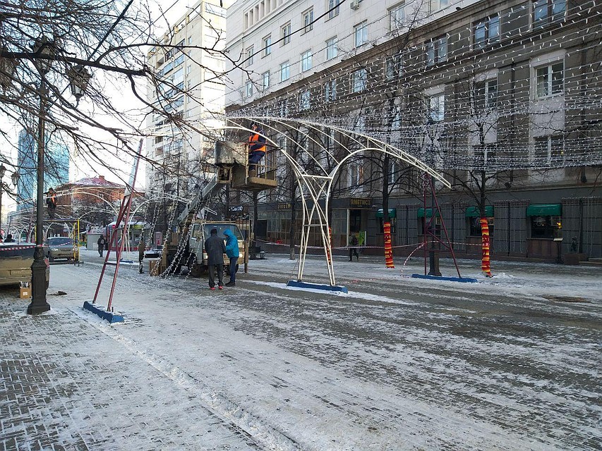 «Стринги» местами ржавые. Шпалы-опоры уже покрасили в синий Фото: Инна КУМЕЙКО