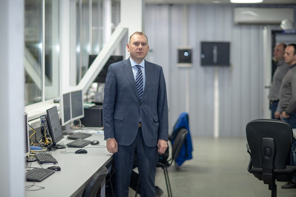 Владимир Вдонин начинает свой рабочий день с обхода производственных помещений. Фото: Пресс-служба компании