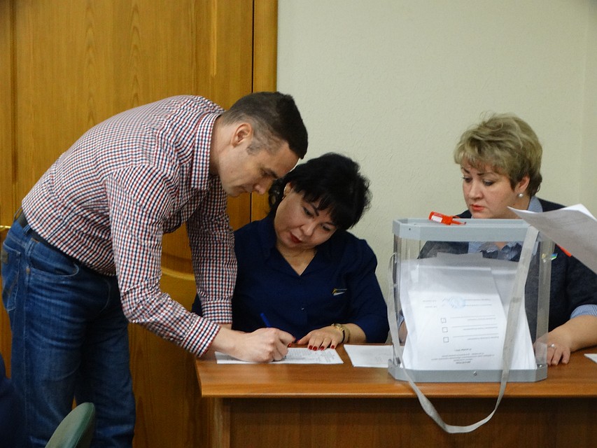 Депутаты расписываются в получении бюллетеней Фото: Дарья ЮДИНА