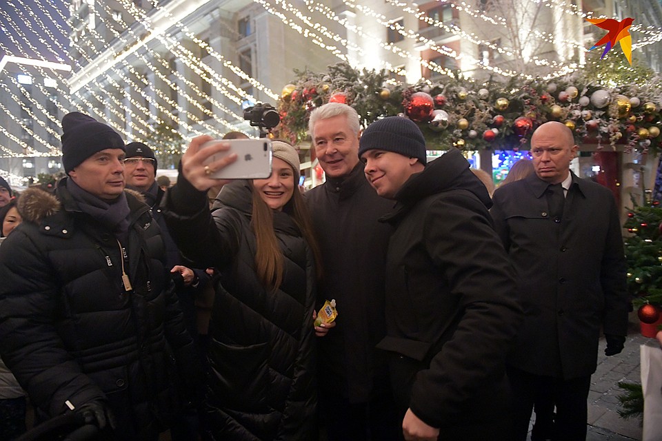 Сегодня же Сергей Собянин пообщался с москвичами на новогодней ярмарке на Манежной площади Фото: Владимир ВЕЛЕНГУРИН