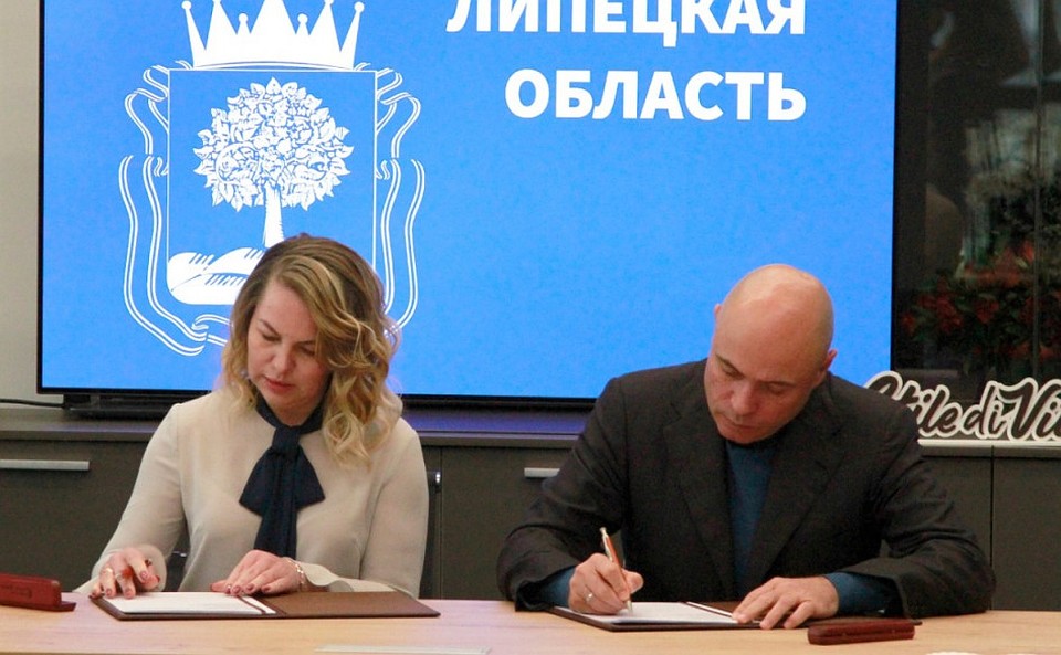 Глава региона пописал инвестиционное соглашение о строительстве завода по произвоству электропроводки с руководителями итальянской компании Unionwire. Фото предоставлено пресс-службой администрации Липецкой области.