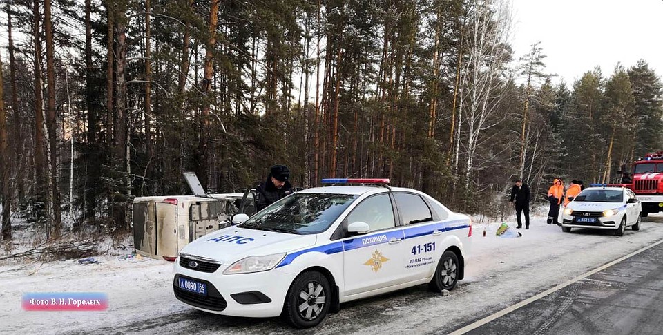 Пассажиров автобуса сотрудники полиции пересадили на попутные рейсовые автобусы до Екатеринбурга. Фото: Валерий Горелых, пресс-секретарь ГУ МВД по Свердловской области