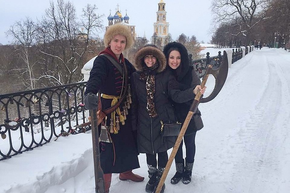 Молли Андерсон (в центре) зимой на фоне Рязанского кремля. Фото: http://mgt.buffalo.edu