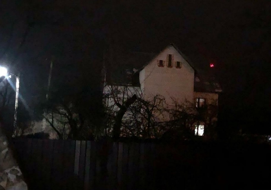 Полиция выясняет, что именно происходило в загадочном коттедже. Фото: источник "КП-Петербург".