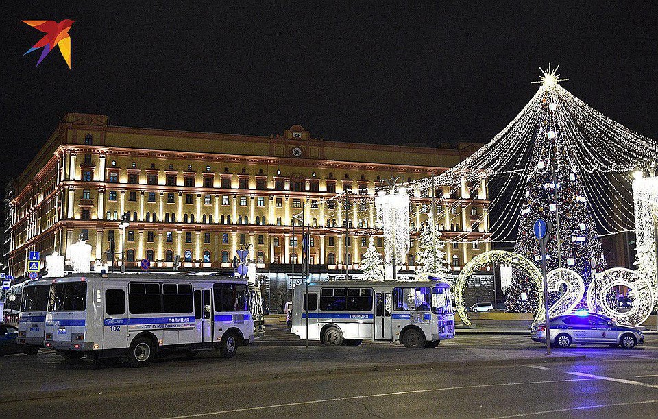 Все улицы по-прежнему оцеплены, никого не впускают и не выпускают Фото: Михаил ФРОЛОВ