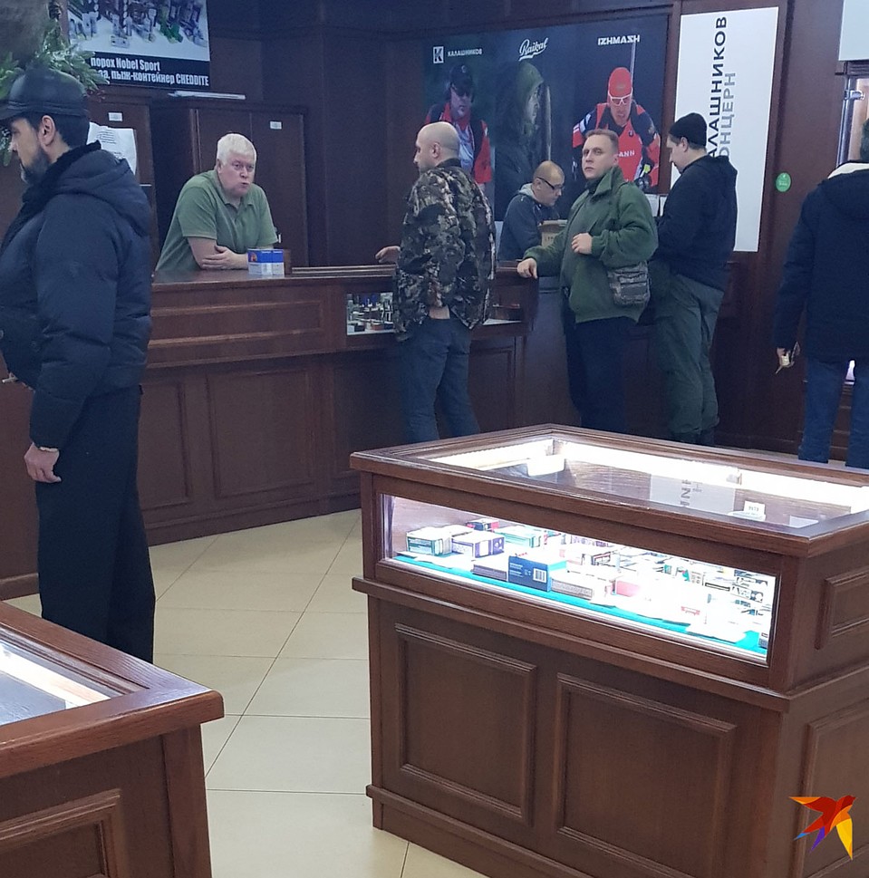 Именно тут стрелок покупал все своё оружие (в его арсенале 7 стволов Ред.) Продавцы частного гостя знали в лицо. Фото: Анастасия ВАРДАНЯН