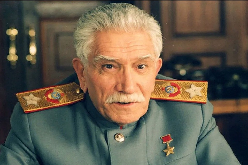 В сериале «Звезда эпохи» Юрия Кары роль Иосифа Виссарионовича исполнил Армен Джигарханян. Фото: кадр из фильма