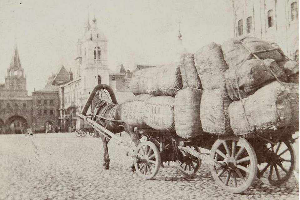 Москва. Грузовая телега на Красной площади. 1897. Фото: Неизвестный автор. Предоставлено: «Росфото»