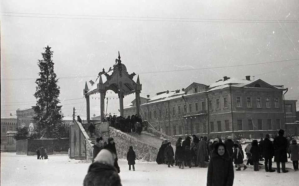 В советские годы елка в ледовом городке Свердловска была настоящей, а не искусственной. Фото: Государственный архив Свердловской области