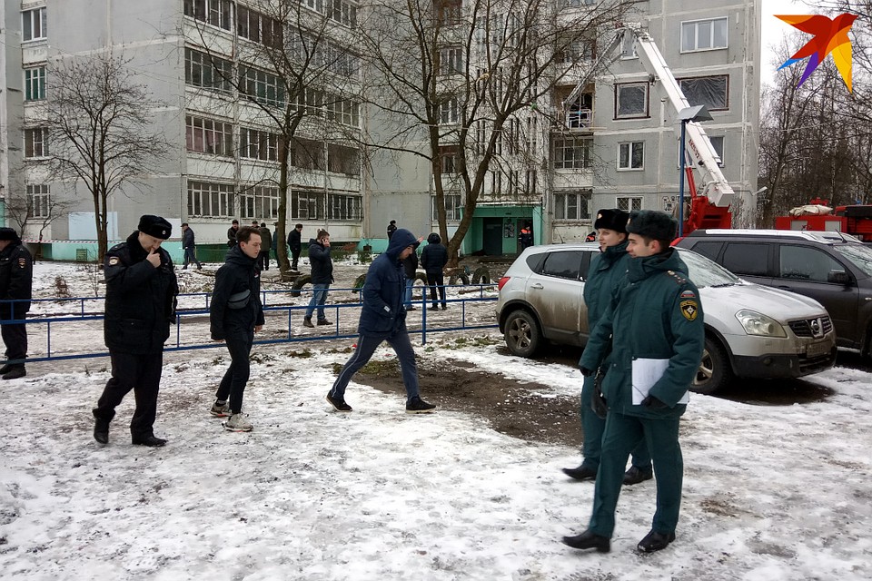Врзле дома и спецслужбы и зеваки. Фото: Олег ЗИНЧЕНКО