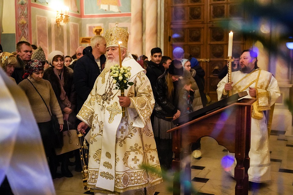 Для сотен верующих это чудесное событие Фото: Светлана МАКОВЕЕВА
