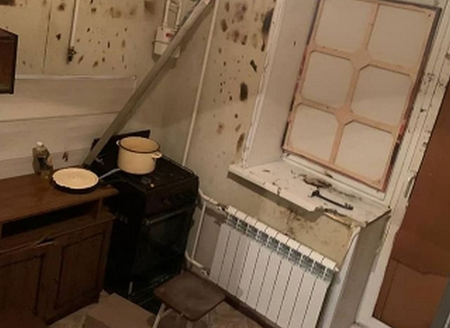 В результате взрыва газа в квартире вылетели окна и дверь