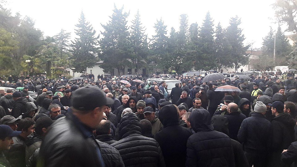 Митинг оппозиции, приуроченный к заседанию суда, на котором должны были рассмотреть итоги выборов. Фото: Анжела Кучуберия/ТАСС