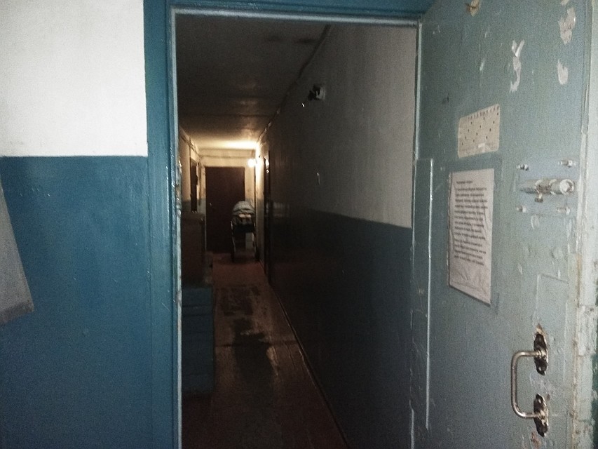 Женщина, спасаясь от дочери и ее приятеля, выбежала в этот тамбур. Фото: Евгения МИКУЛОВА