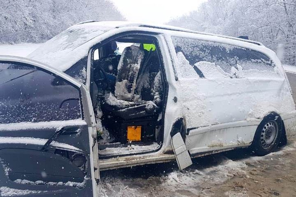 Оба автомобиля получили серьезные повреждения, судя по фото - удар был сильный. Фото: пресс-служба УМВД России по Орловской области