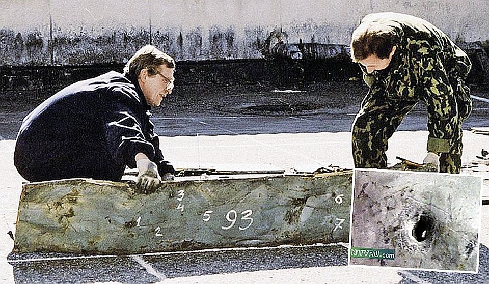 Поднятые из Черного моря фрагменты фюзеляжа Ту-154 показали - самолет изрешетило шрапнелью украинской ракеты. Фото: Виктор КЛЮШКИН/ТАСС