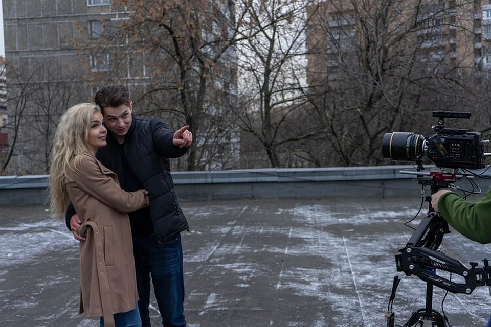Исполнители главных ролей Валерий Карпов и Анастасия Черникова во время съемок дубля. Фото: «Горизонт-кино»