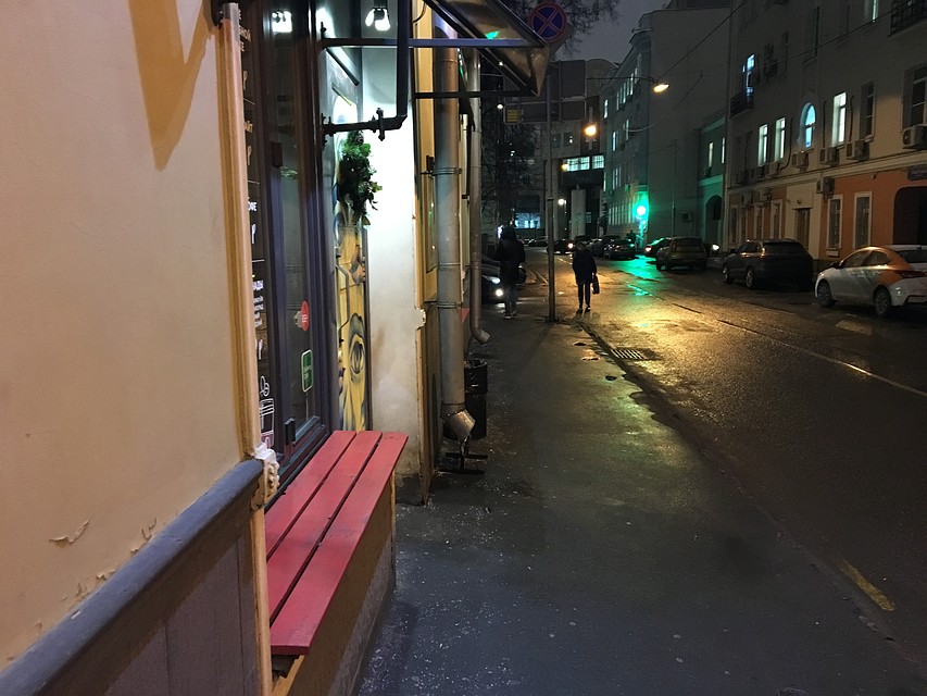 Девушка лежала в полубессознательном состоянии прямо под окнами ресторана Фото: Александр РОГОЗА