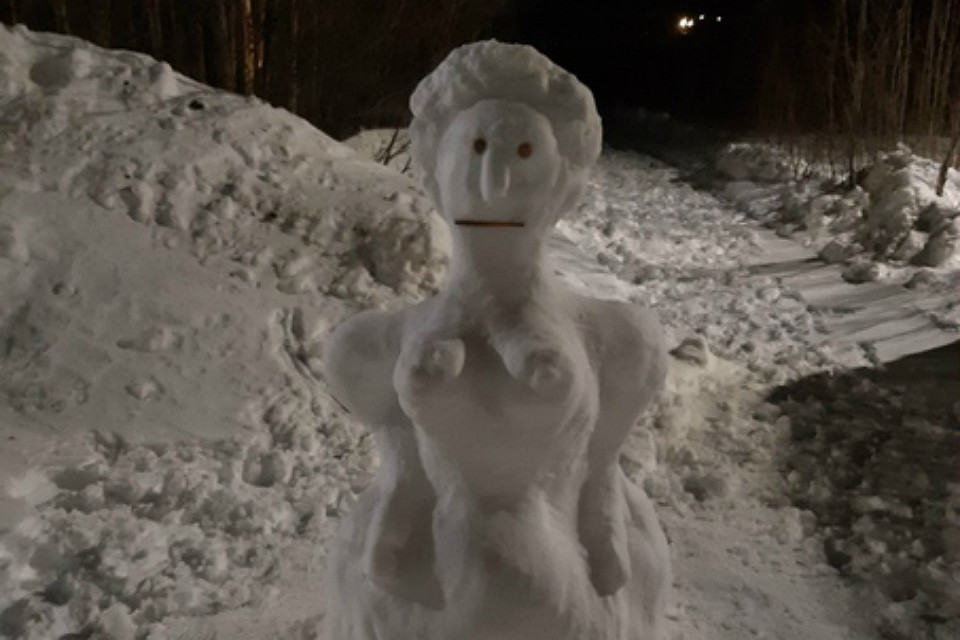 Фигуру с многозначительный взглядом слепили в Мончегорске. Фото: Елин Максим
