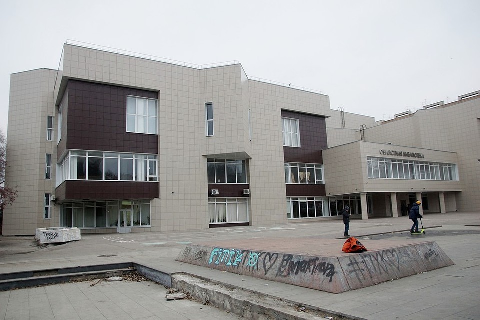 В современное здание библиотека переехала в 1989 году Фото: Светлана МАКОВЕЕВА