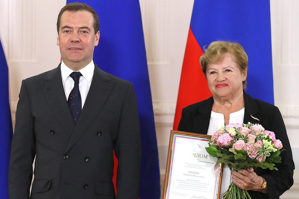 Премьер-министр РФ Дмитрий Медведев и первый секретарь Союза журналистов Москвы Людмила Щербина. Фото: Екатерина Штукина/POOL/ТАСС