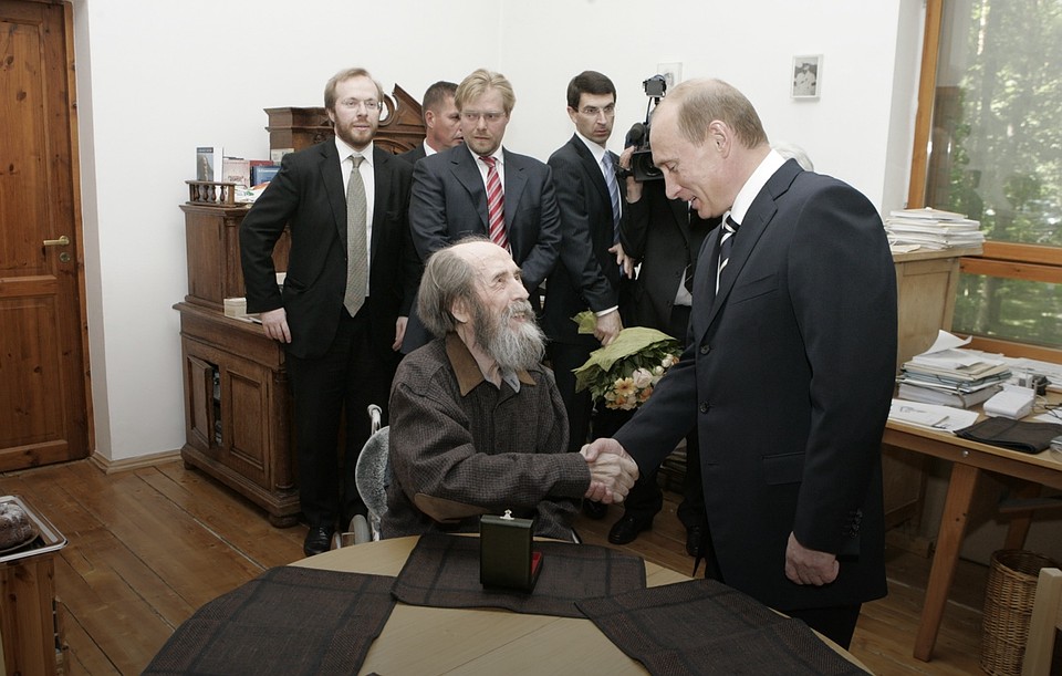 Владимир Путин поздравляет Александра Солженицына с государственной премией, 2008 год.