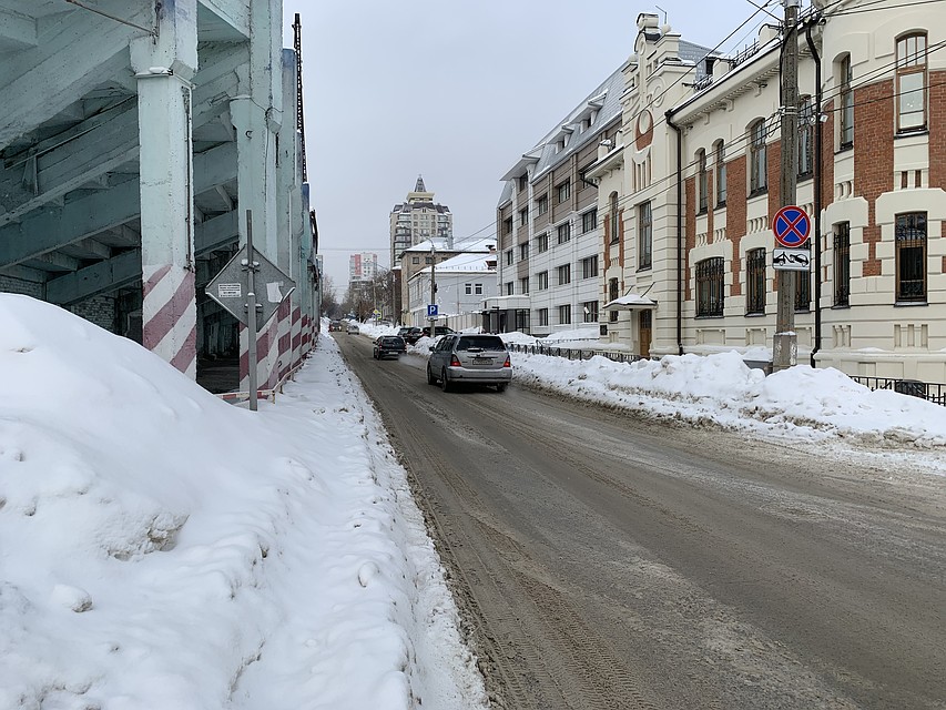 Завалы снега у стадиона "Динамо" Фото: БОРЗОВ Денис