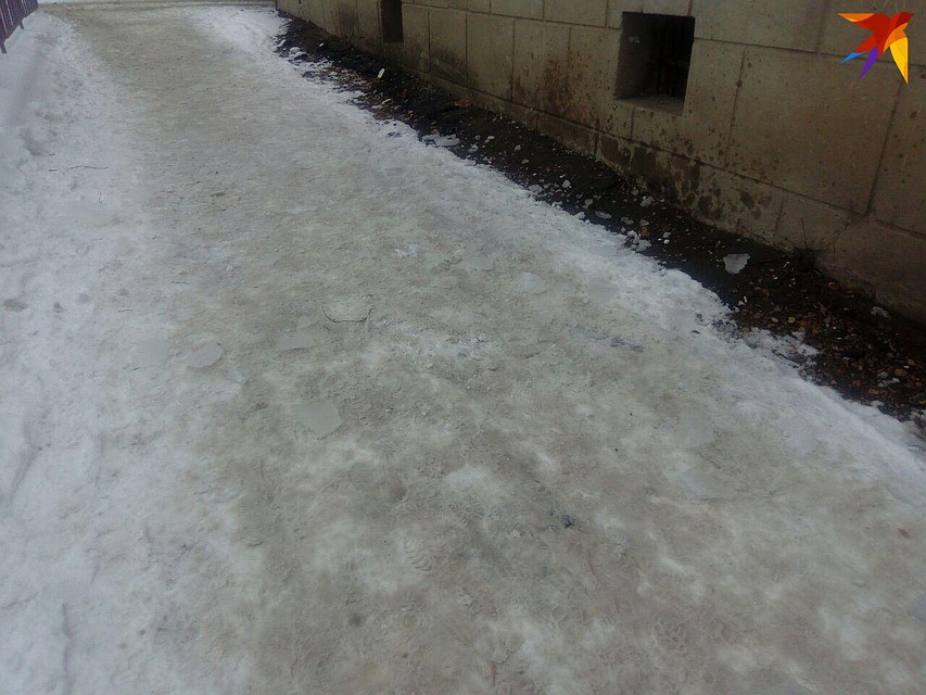Осколки чудом не травмировали прохожих Фото: Ольга Симонова