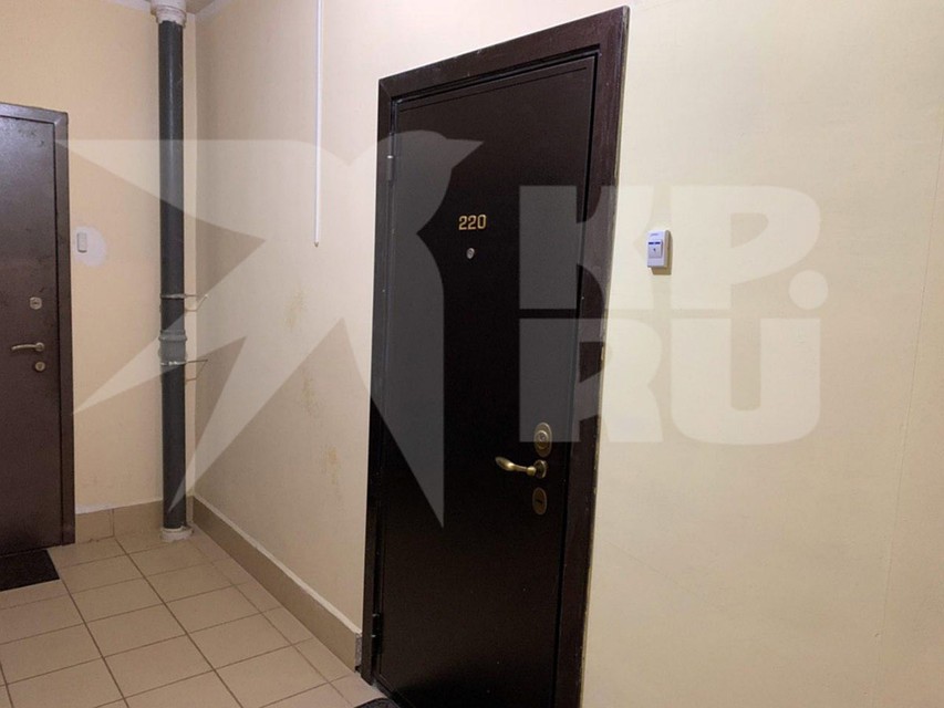 Та самая квартира, сейчас там никого нет. А няня отказалась говорить с журналистами по телефону.