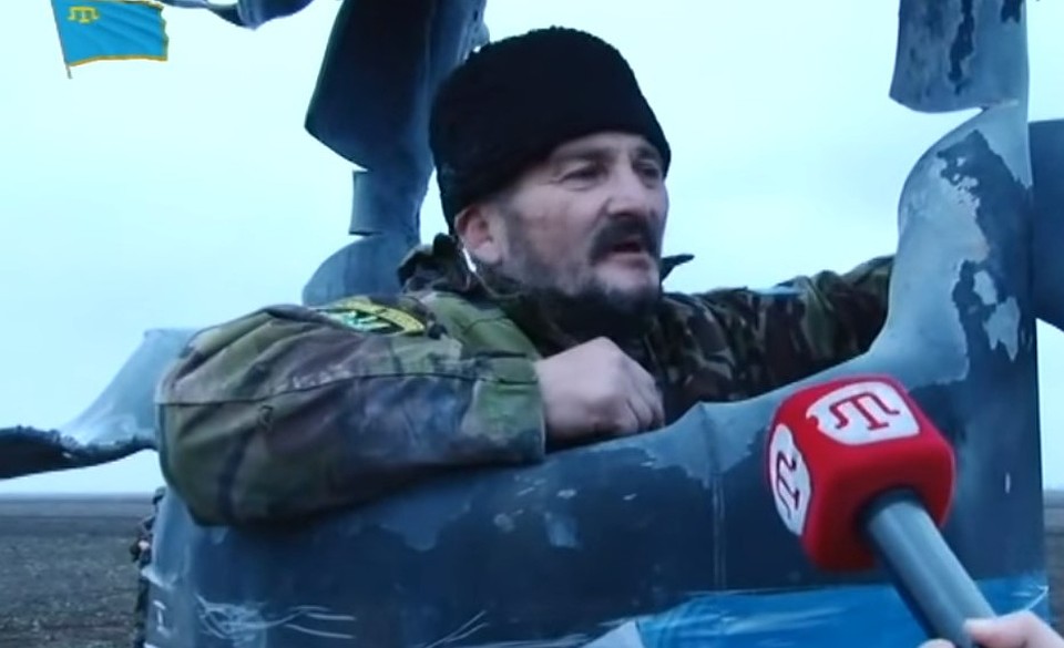 Пожилой активист забрался внутрь взорванной опоры ЛЭП и раздает интервью журналистам. Скриншот видео
