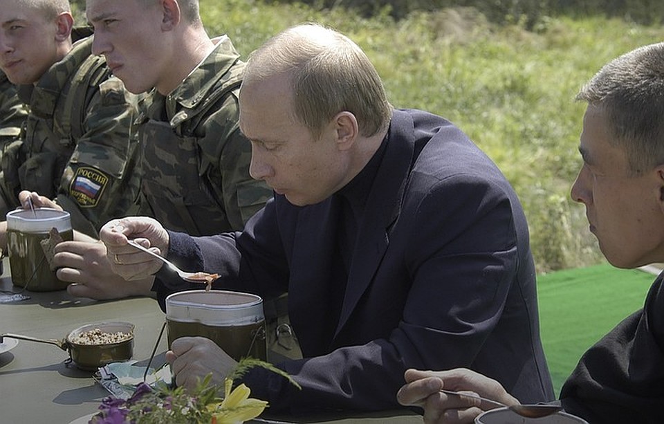 Владимир Путин в столовой воинской части