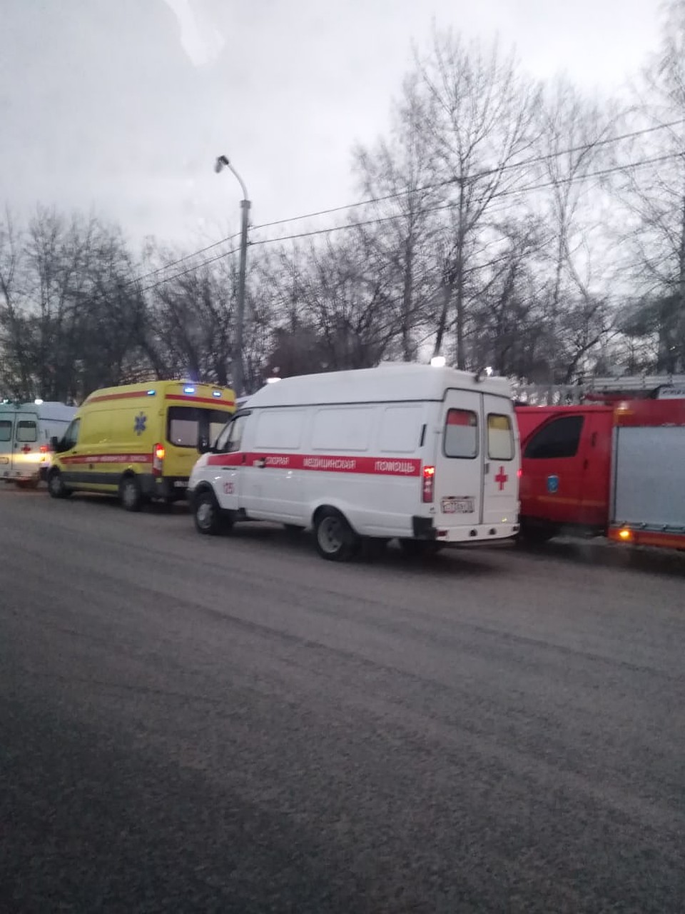 На месте ДТП дежурили две кареты скорой помощи. Фото: ЧС Тюмень