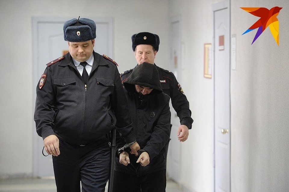 На суде по избранию меры пресечения Марат Ахметвалиев старался спрятать лицо от камер Фото: Алексей БУЛАТОВ