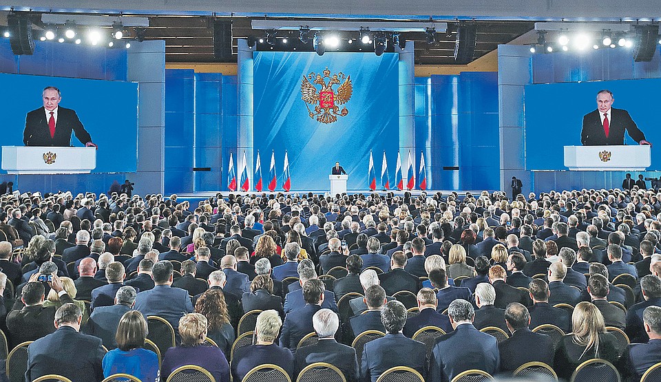 В московском Манеже послушать Послание президента собрались 1300 человек - министры, губернаторы, депутаты, главы корпораций... Фото: Вячеслав ПРОКОФЬЕВ/ТАСС