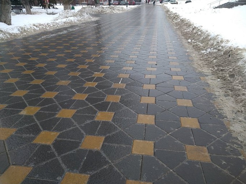 Плитка обледенела