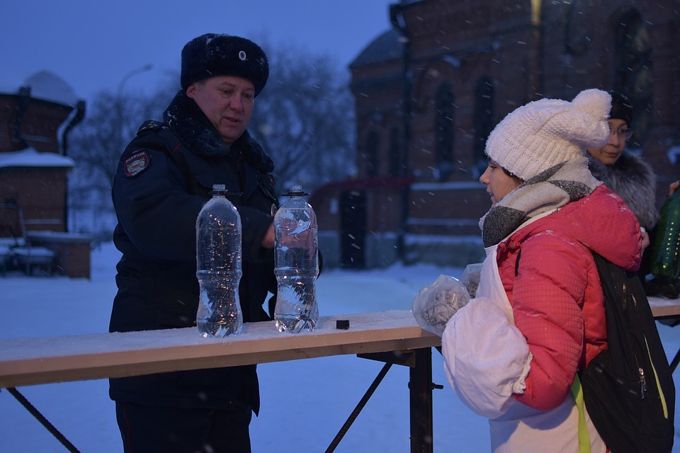 Даже полицейские решили пополнить запасы святой воды. Фото: Алена МАРТЫНОВА