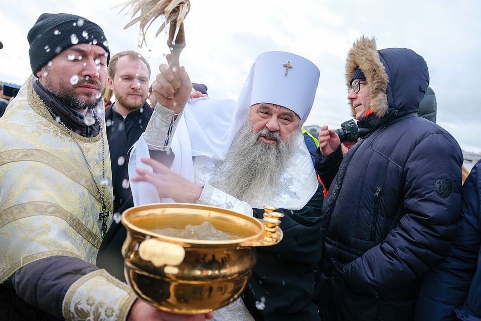 Митрополит Санкт-Петербургский и Ладожский Варсонофий совершил там Чин Великого освящения воды. Фото: Артем КИЛЬКИН