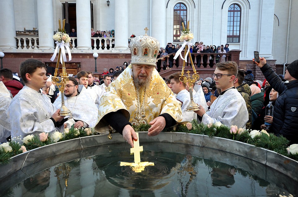 Воду освящают во время молебна Фото: Виталий ПАРУБОВ
