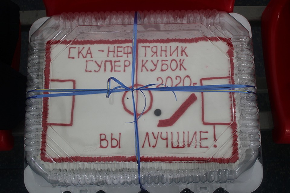 Кондитер немного подкачал, больно уж мяч похож на шайбу, да и клюшка не того фасона, но главное надпись правильная Фото: Борис КОКУРИН