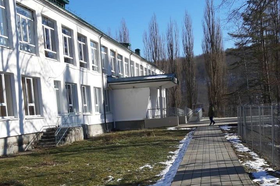 А жалобу от школы директору пришлось подать, так как это произошло в зоне ее юридической ответственности.