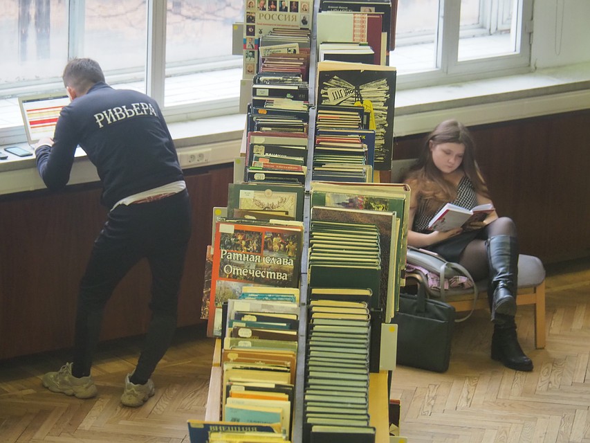 Библиотека - прекрасное место для знакомства. Фото: Евгения ГУСЕВА