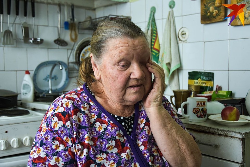 Бабушка заплакала, когда узнала про внучку, которая живет в Канаде. Фото: Алена МАРТЫНОВА
