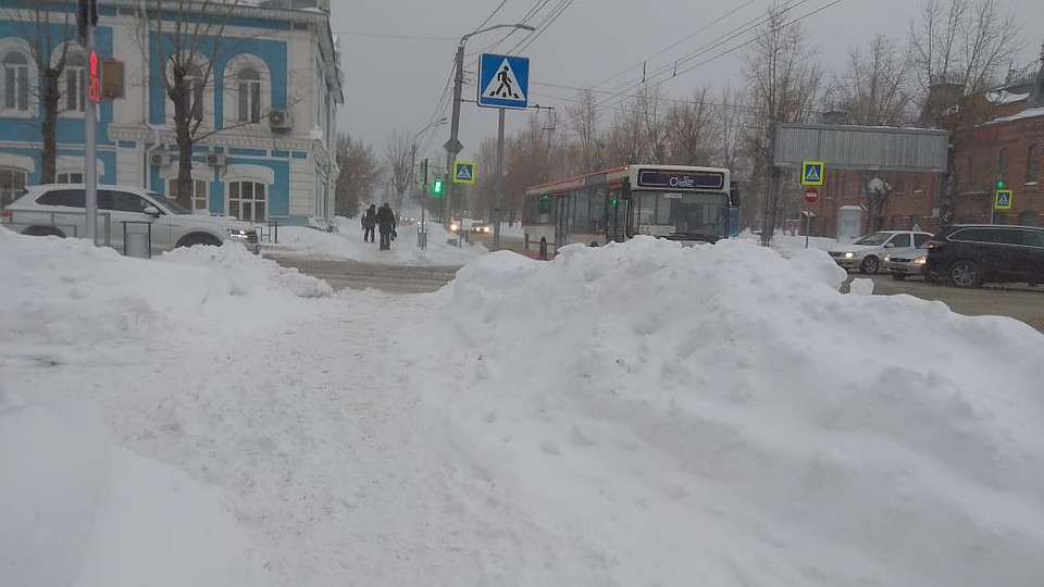 Сугробы в Барнауле Фото: Анастасия Корягина