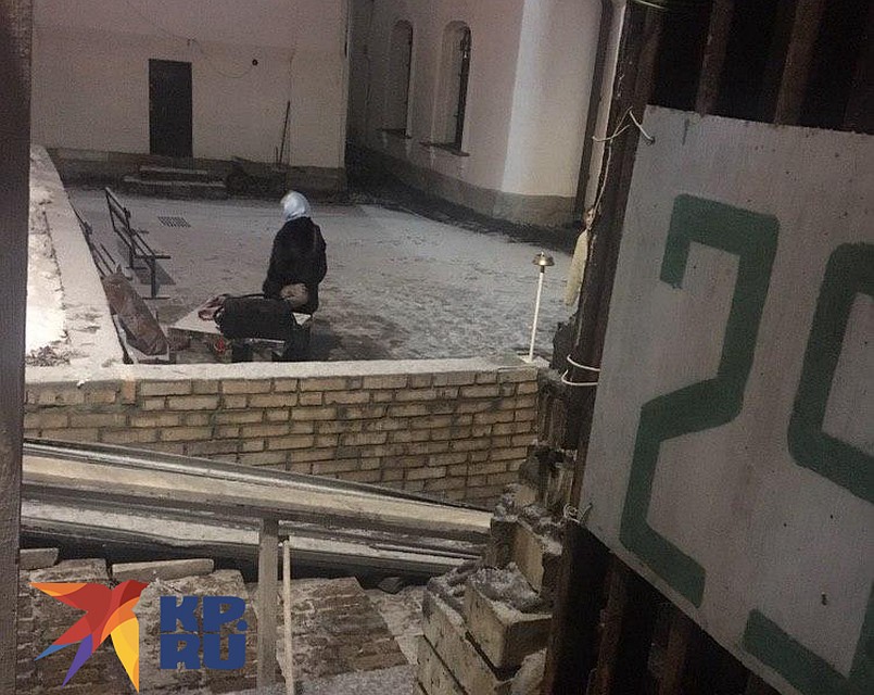 На столике у скамейки так и остались вещи отца Всеволода: чёрная сумка и авоська... Фото: Евгения КОРОБКОВА