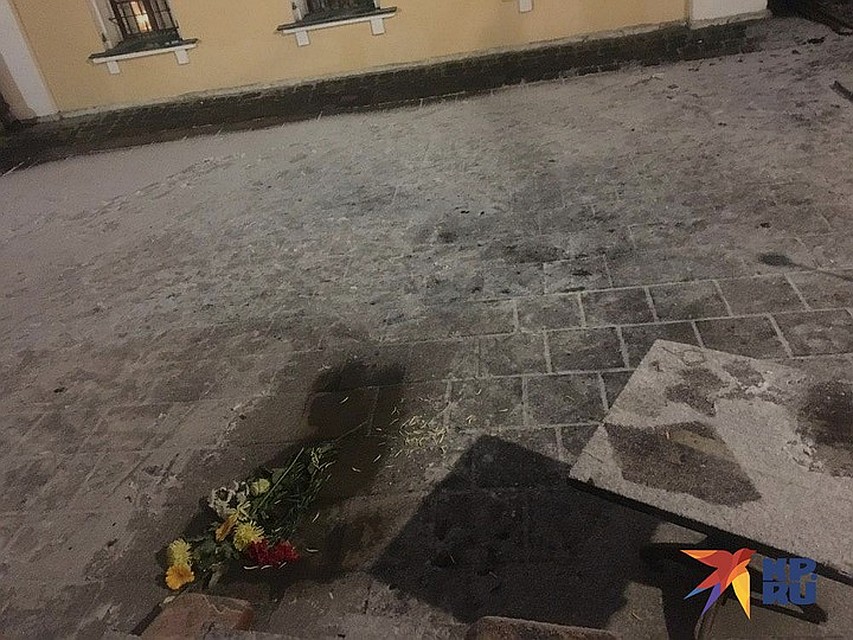 Обычно энергичный, подвижный отец Всеволод необычно замер, а потом начал сползать со скамейки. Фото: Евгения СУНДУКЯН