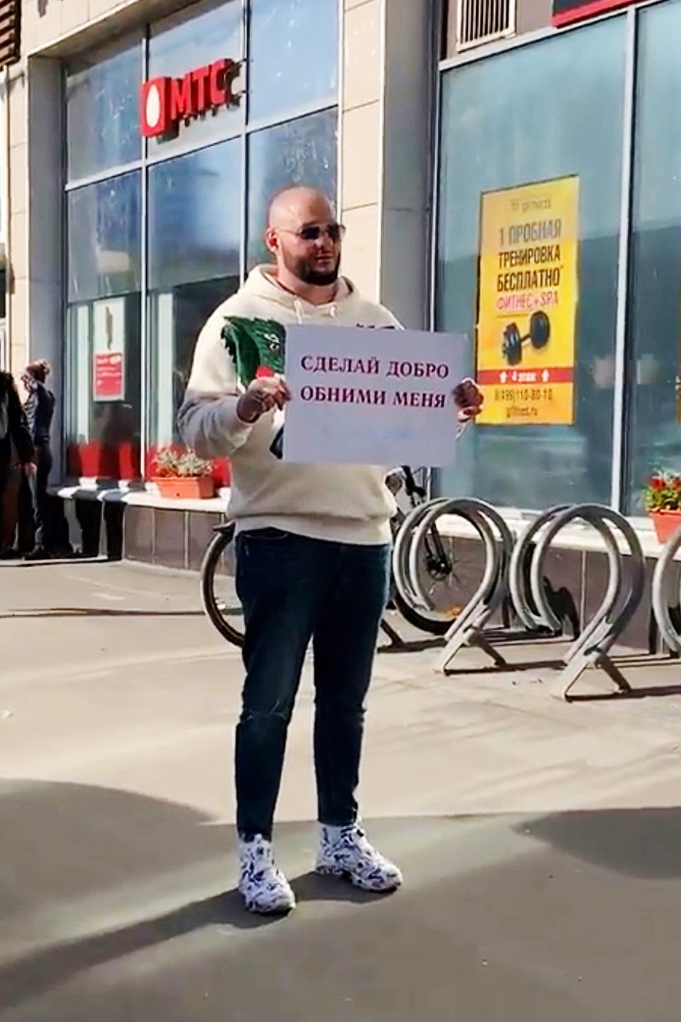 Блогер Денис Путилин говорит, что проповедует добрые дела в своем «Инстаграме».