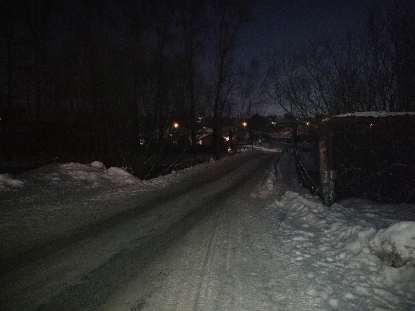 Ежедневно по темноте здесь в две школы - №№ 132 и 105 ходят дети. Фото: Татьяна Коган